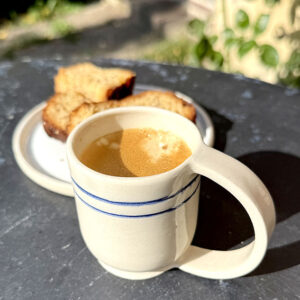 Tasse avec une anse